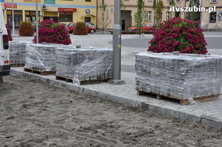 Kolejny demontaż kostki z parkingu przy szubiński rynku