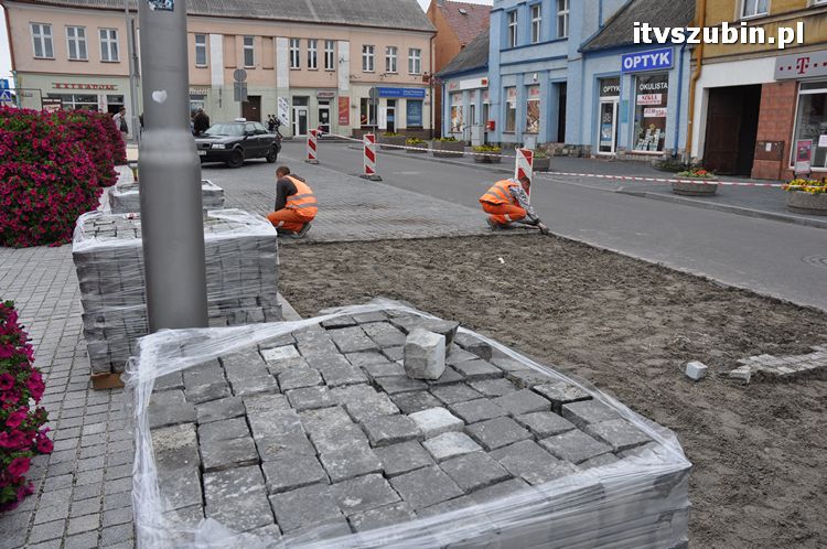 Kolejny demontaż kostki z parkingu przy szubiński rynku