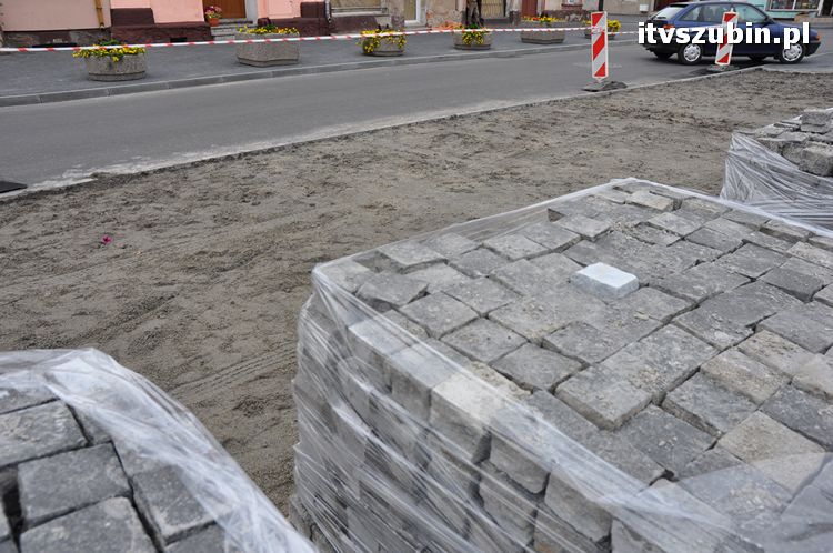 Kolejny demontaż kostki z parkingu przy szubiński rynku