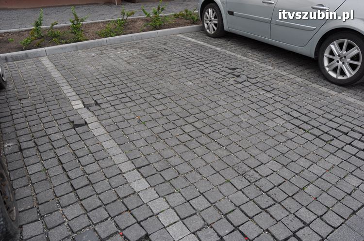 Kolejny demontaż kostki z parkingu przy szubiński rynku