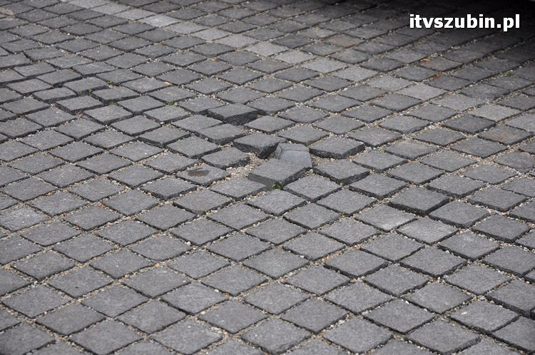 Kolejny demontaż kostki z parkingu przy szubiński rynku