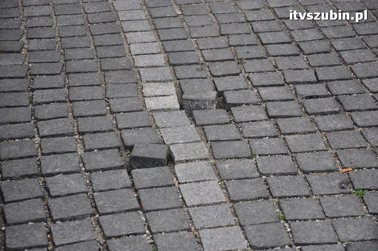 Kolejny demontaż kostki z parkingu przy szubiński rynku