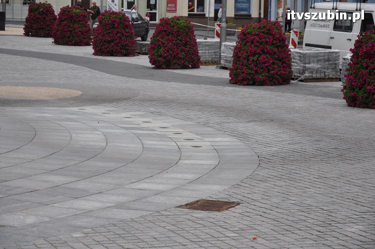 Kolejny demontaż kostki z parkingu przy szubiński rynku