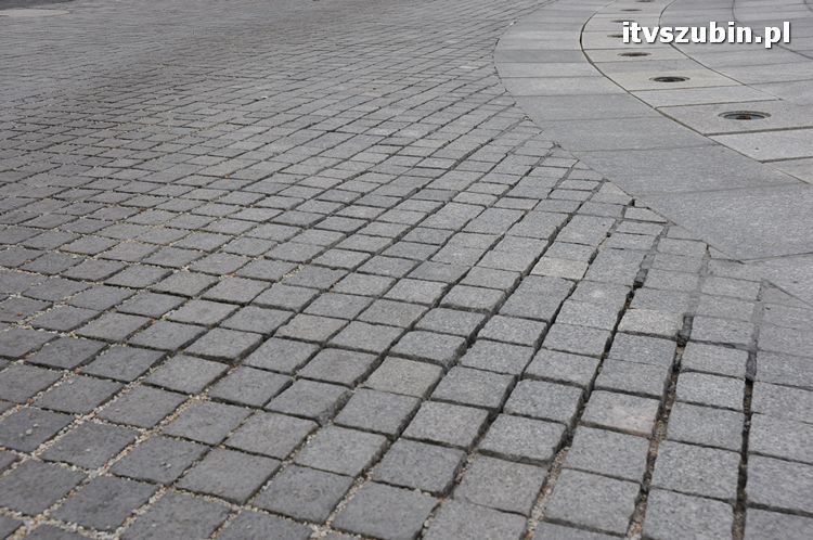 Kolejny demontaż kostki z parkingu przy szubiński rynku