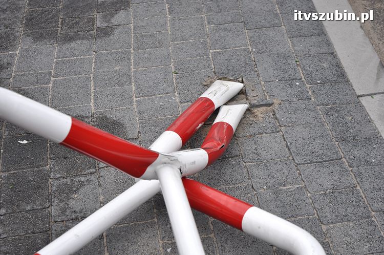 Kolejne dwie barierki skasowane na szubińskim rynku