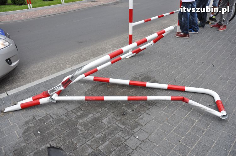 Kolejne dwie barierki skasowane na szubińskim rynku