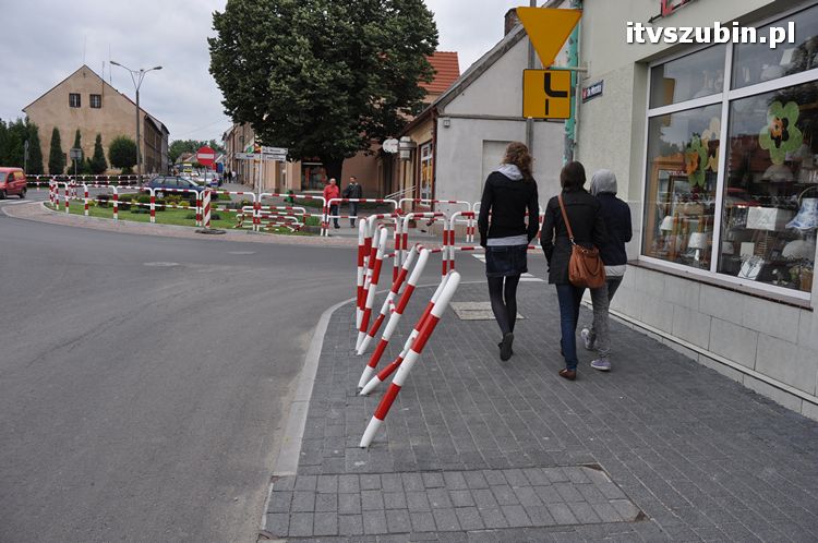 Kolejne dwie barierki skasowane na szubińskim rynku