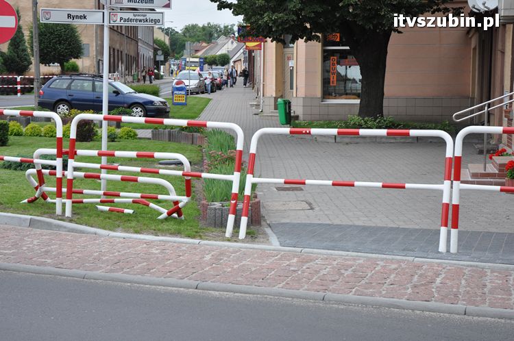 Kolejne dwie barierki skasowane na szubińskim rynku