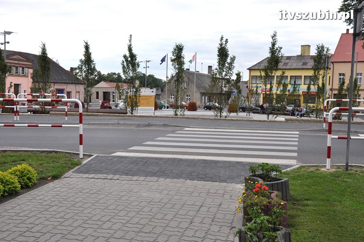 Kolejne dwie barierki skasowane na szubińskim rynku