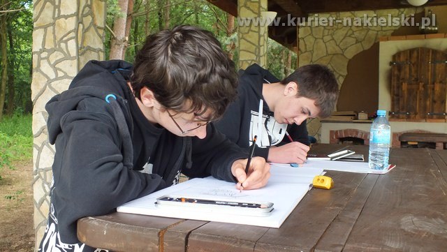 W Brzózkach goszczą rzeźbiarze na plenerze i plastycy na warsztatach