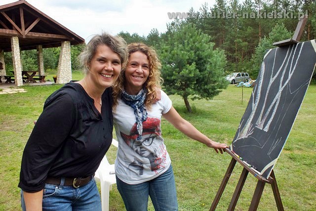 W Brzózkach goszczą rzeźbiarze na plenerze i plastycy na warsztatach