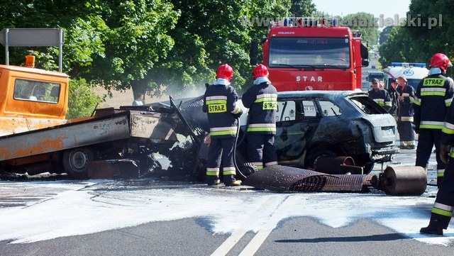 Skoda spłonęła całkowicie. Kierowca poszkodowany