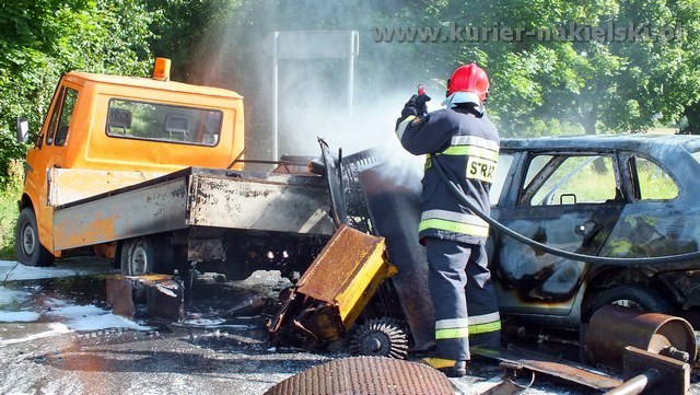 Skoda spłonęła całkowicie. Kierowca poszkodowany