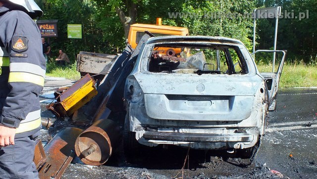 Skoda spłonęła całkowicie. Kierowca poszkodowany