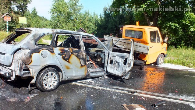 Skoda spłonęła całkowicie. Kierowca poszkodowany