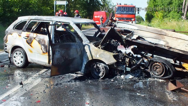 Skoda spłonęła całkowicie. Kierowca poszkodowany