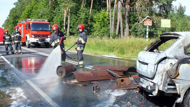 Skoda spłonęła całkowicie. Kierowca poszkodowany