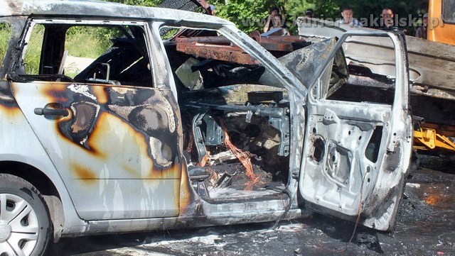 Skoda spłonęła całkowicie. Kierowca poszkodowany
