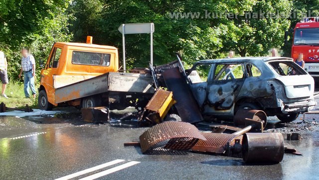 Skoda spłonęła całkowicie. Kierowca poszkodowany