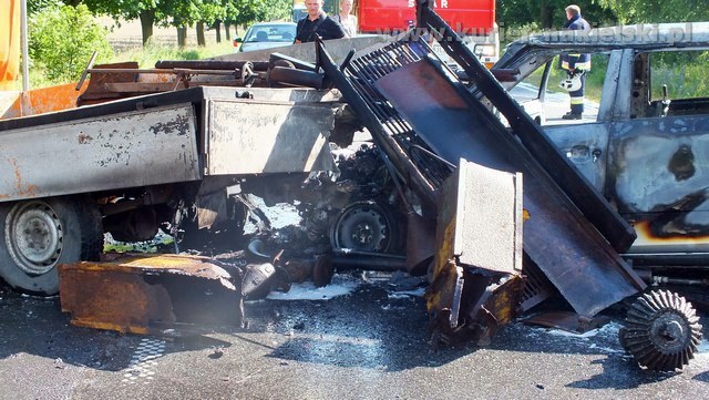 Skoda spłonęła całkowicie. Kierowca poszkodowany