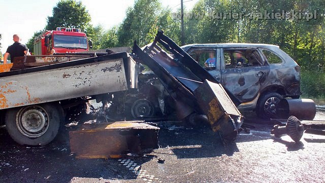 Skoda spłonęła całkowicie. Kierowca poszkodowany