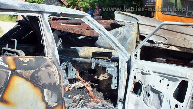 Skoda spłonęła całkowicie. Kierowca poszkodowany