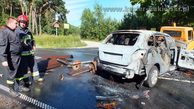 Skoda spłonęła całkowicie. Kierowca poszkodowany