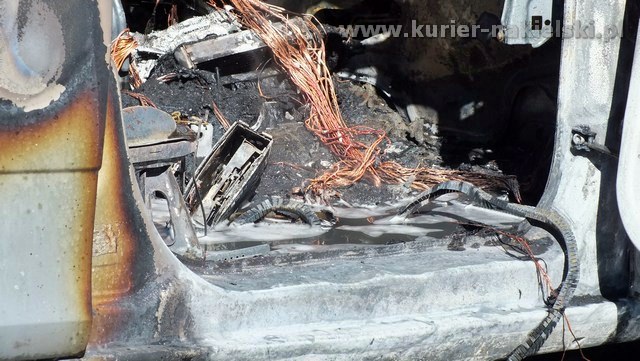 Skoda spłonęła całkowicie. Kierowca poszkodowany