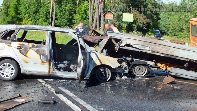 Skoda spłonęła całkowicie. Kierowca poszkodowany