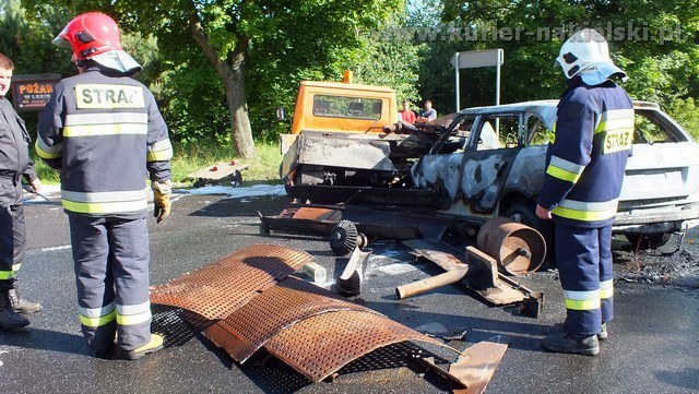 Skoda spłonęła całkowicie. Kierowca poszkodowany