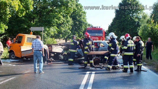 Skoda spłonęła całkowicie. Kierowca poszkodowany