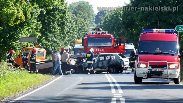 Skoda spłonęła całkowicie. Kierowca poszkodowany