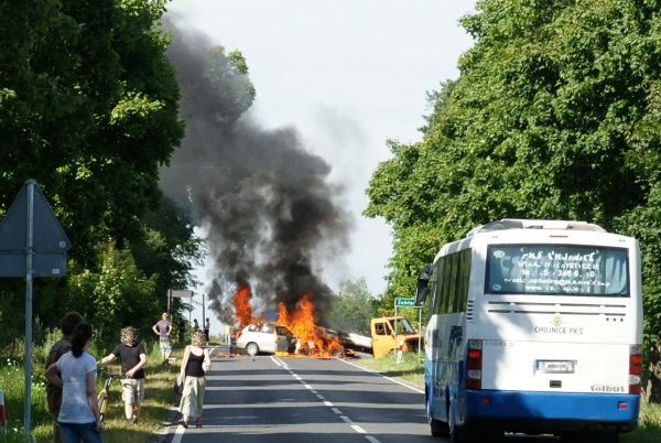 Skoda spłonęła całkowicie. Kierowca poszkodowany