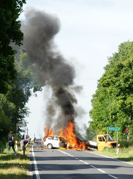Skoda spłonęła całkowicie. Kierowca poszkodowany