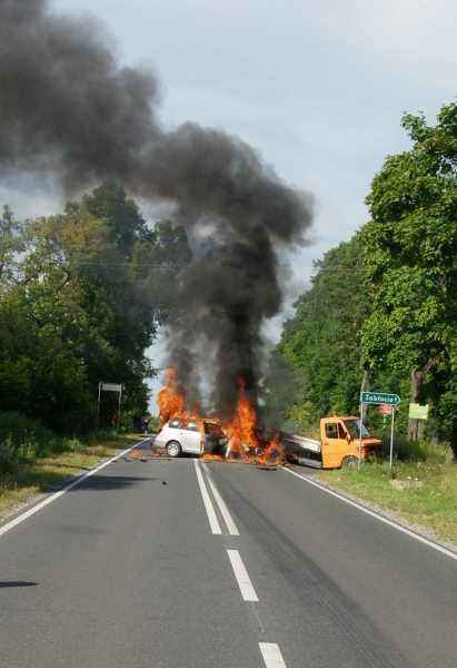 Skoda spłonęła całkowicie. Kierowca poszkodowany