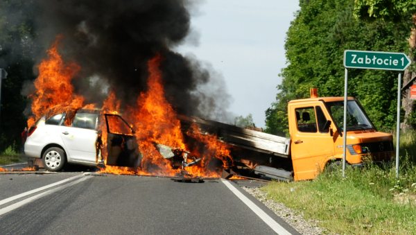 Skoda spłonęła całkowicie. Kierowca poszkodowany