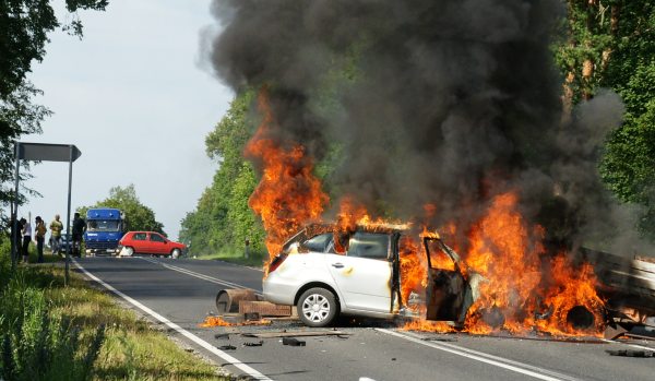 Skoda spłonęła całkowicie. Kierowca poszkodowany