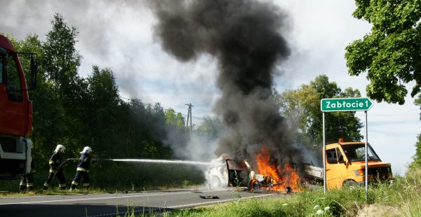 Skoda spłonęła całkowicie. Kierowca poszkodowany