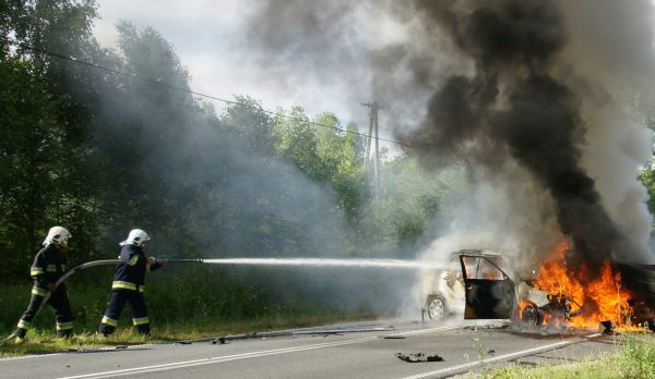 Skoda spłonęła całkowicie. Kierowca poszkodowany