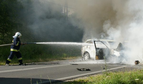 Skoda spłonęła całkowicie. Kierowca poszkodowany