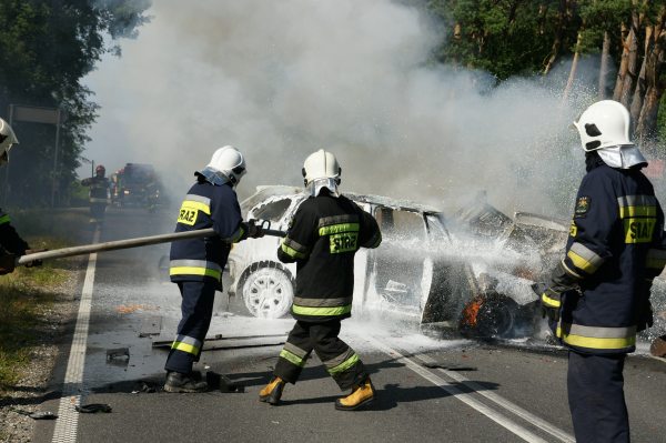 Skoda spłonęła całkowicie. Kierowca poszkodowany