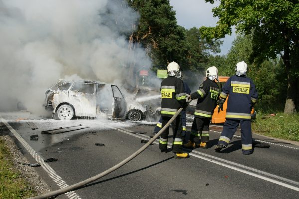 Skoda spłonęła całkowicie. Kierowca poszkodowany