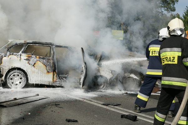 Skoda spłonęła całkowicie. Kierowca poszkodowany