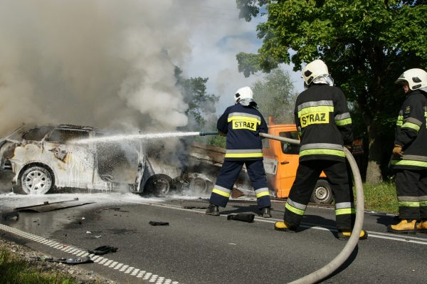 Skoda spłonęła całkowicie. Kierowca poszkodowany