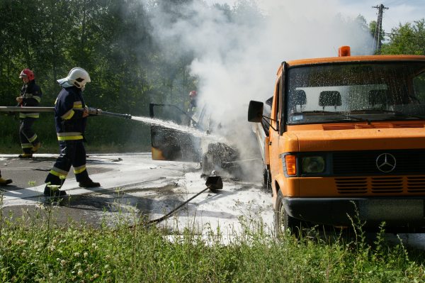 Skoda spłonęła całkowicie. Kierowca poszkodowany