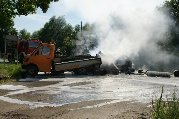 Skoda spłonęła całkowicie. Kierowca poszkodowany