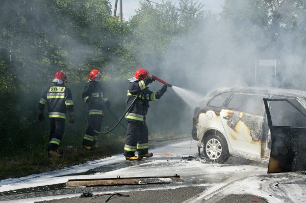 Skoda spłonęła całkowicie. Kierowca poszkodowany