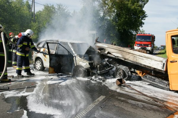 Skoda spłonęła całkowicie. Kierowca poszkodowany