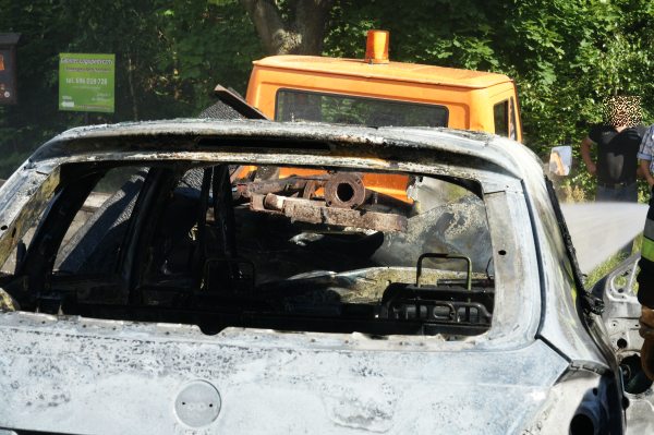 Skoda spłonęła całkowicie. Kierowca poszkodowany