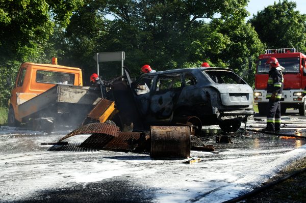 Skoda spłonęła całkowicie. Kierowca poszkodowany